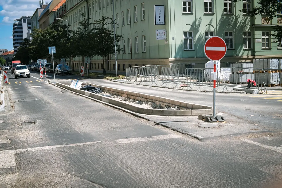 Common Mistakes When Reporting Potholes and Streetlight Faults